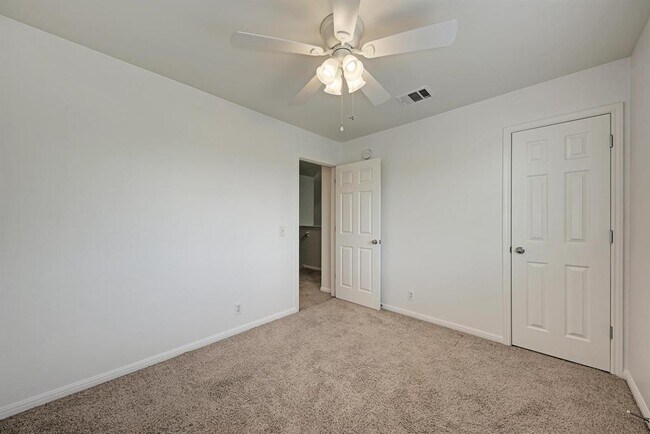 Building Photo - 216 Cassandra Dr