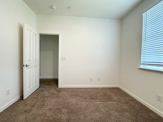 Building Photo - 1008 Oakbriar Cir