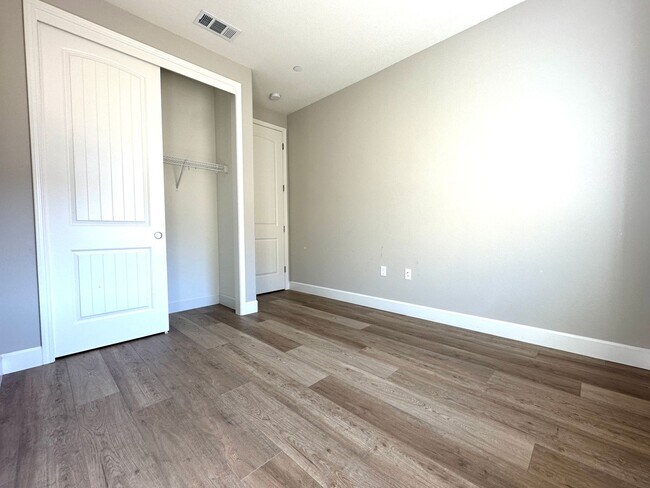 Building Photo - Beautiful Newer 5 Bedroom, 4 Bath in the h...