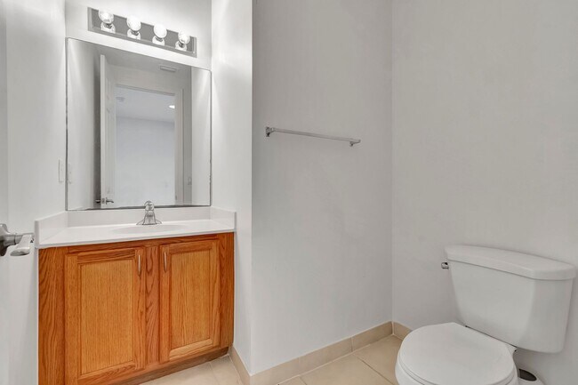 Building Photo - 4 BEDROOMS 3.5 BATHROOMS!! GATED COMMUNITY