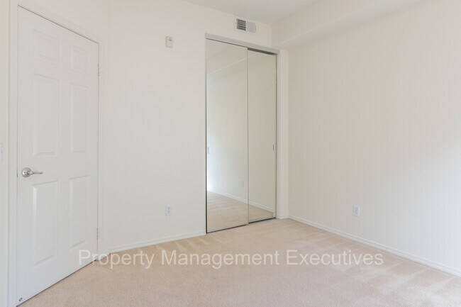 Building Photo - Newer 2 Bedroom, 2 Bath Townhouse with Garage