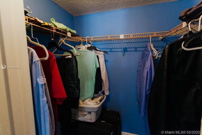 Building Photo - 300 NE 26th Ave