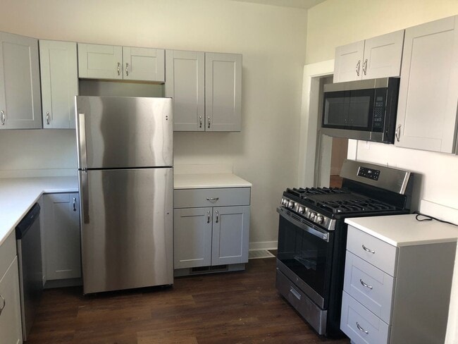 Building Photo - Renovated 2BR House.