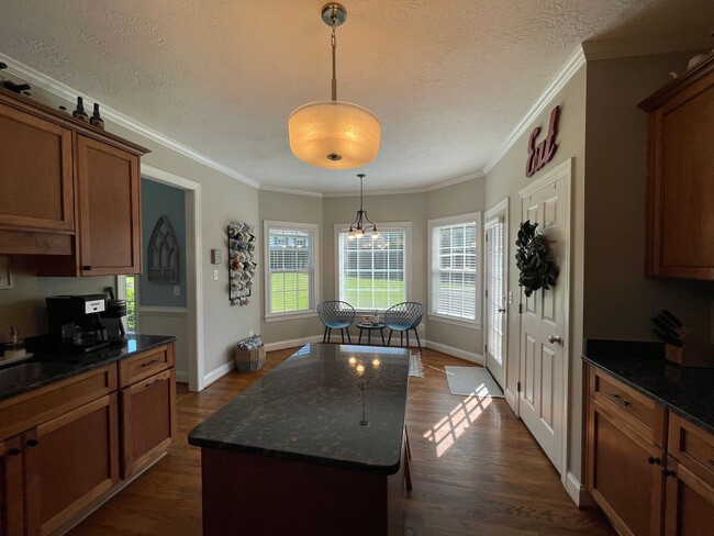 Building Photo - Charming 4 bedroom/2.5 bathroom in Tudor Branch!