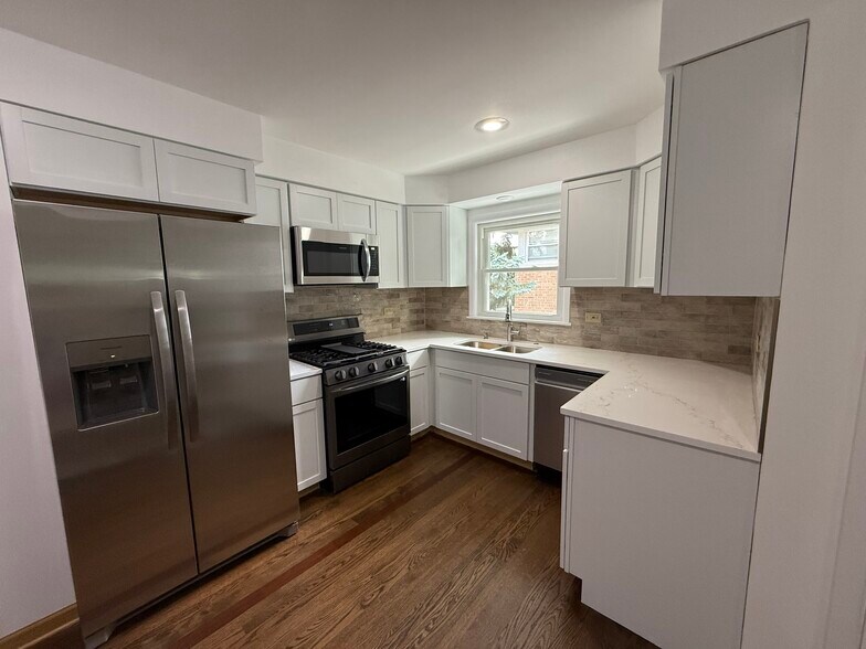 Building Photo - 8447 N Oriole Ave