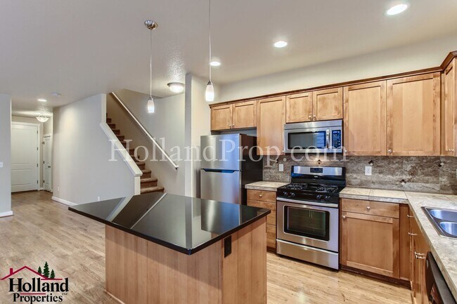 Building Photo - Beautiful Home With Balcony and Great Location! ** NEW PRICE $2,595 and REDUCED SECURITY DEPOSIT **