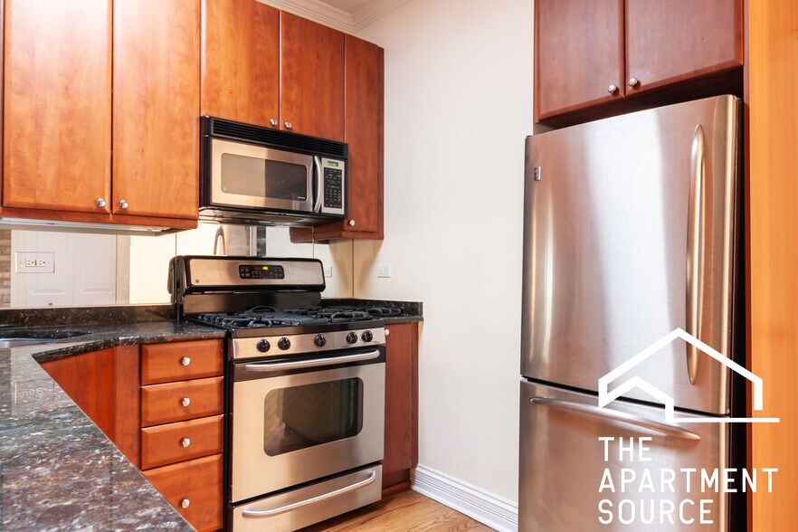 Building Photo - 626 W Roscoe St