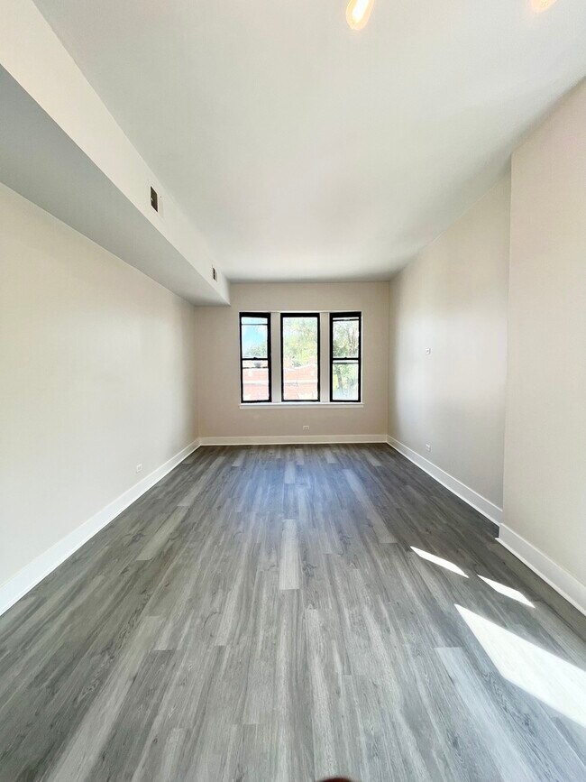 Building Photo - 2258 S Sacramento Ave