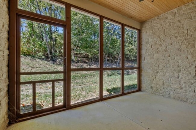 Building Photo - FOR LEASE - NEW BUILD TOWNHOME LOCATED IN ...