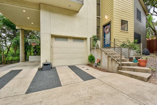 Building Photo - 2608 Del Curto Rd