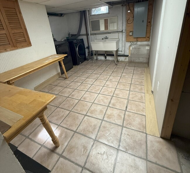 Building Photo - 6 Wells Farm Dr