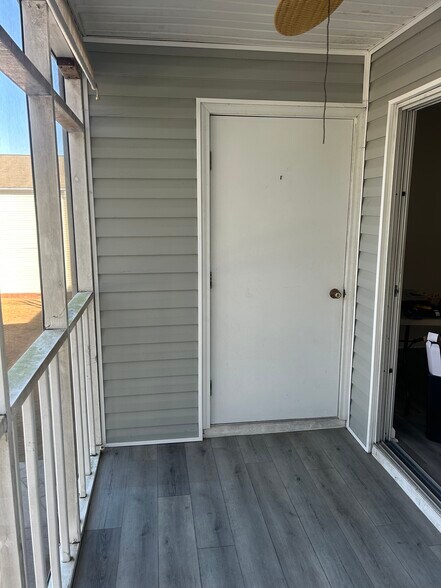 Building Photo - 8960 Duckview Dr