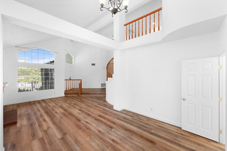 Building Photo - 6718 Vanderbilt Plz