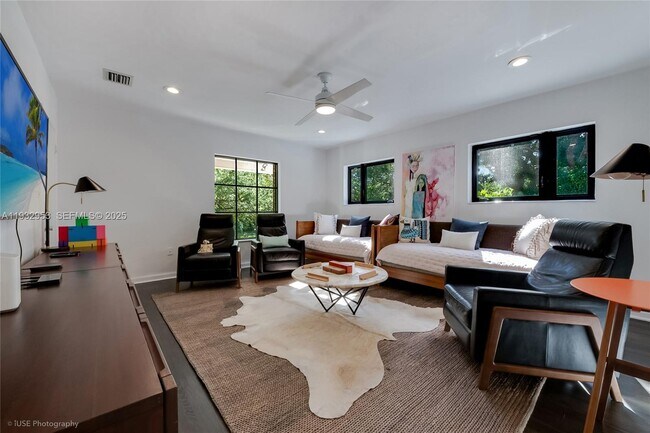 Building Photo - 10700 Old Cutler Rd