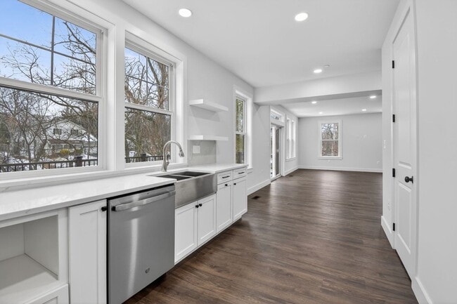 Building Photo - Spacious New Build in Quiet Glenmont / Silver Spring - Available Now