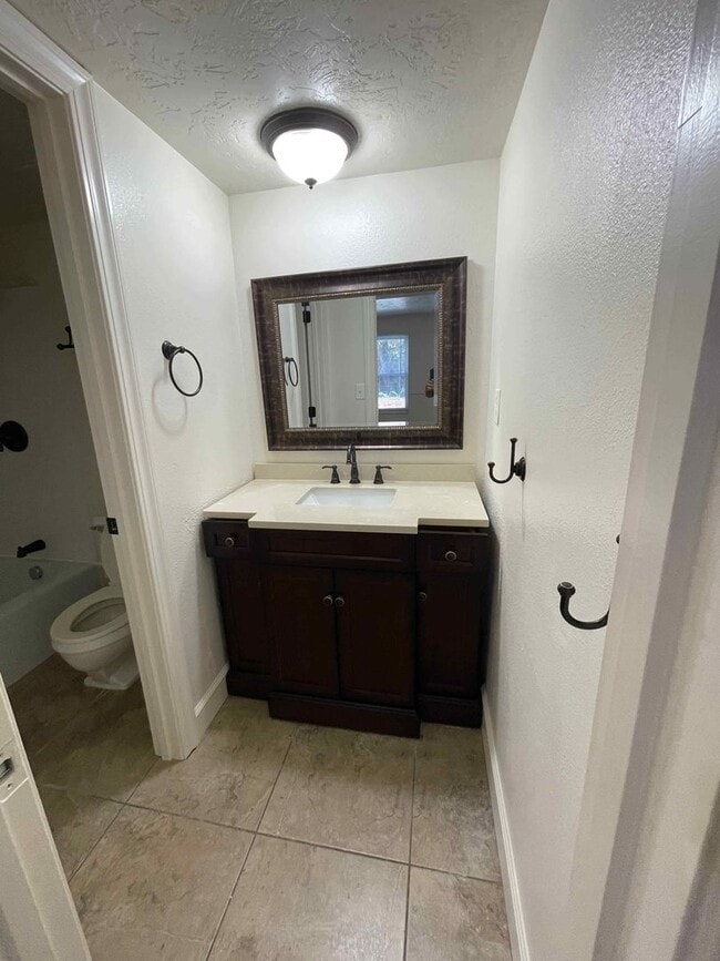 Building Photo - HAS IT ALL!  One Bedroom Condo; Murray; /Garage & Pool