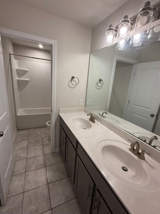 Building Photo - 2136 Postings Pt