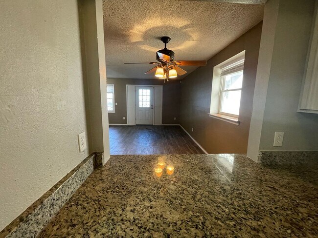 Building Photo - 3 Bed Duplex OKC