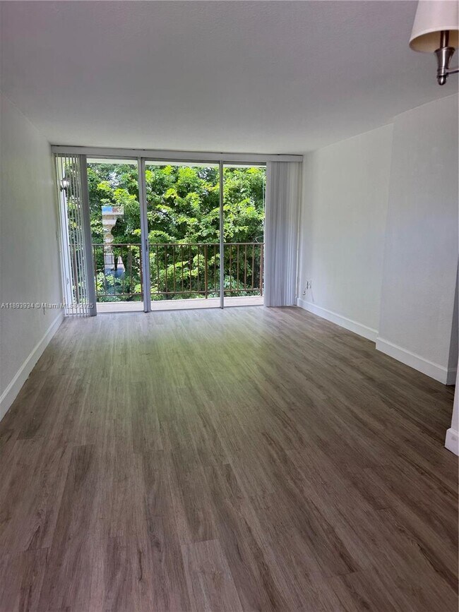 Building Photo - 8860 Fontainebleau Blvd