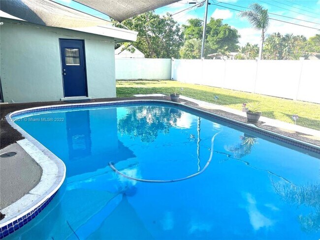 Building Photo - 3 bedroom in Pembroke Pines FL 33023
