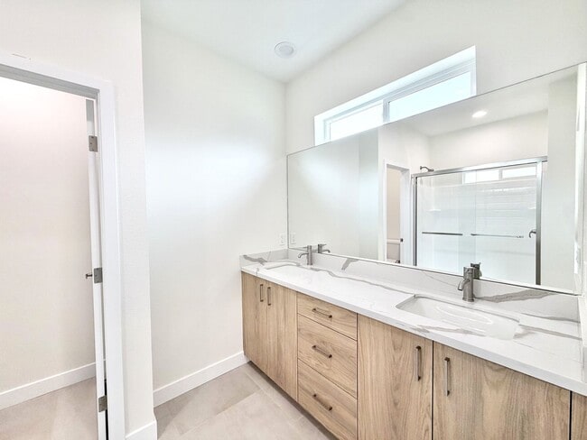 Building Photo - AVAILABLE NOW!! Beautiful 4 Bedroom 3 Bathroom Home in Cathedral City