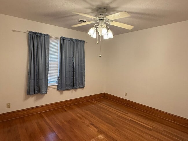 Building Photo - One Level Home! 3or 4 bedroom 1 bath with extra-large den, garage and extra storage on almost an ...