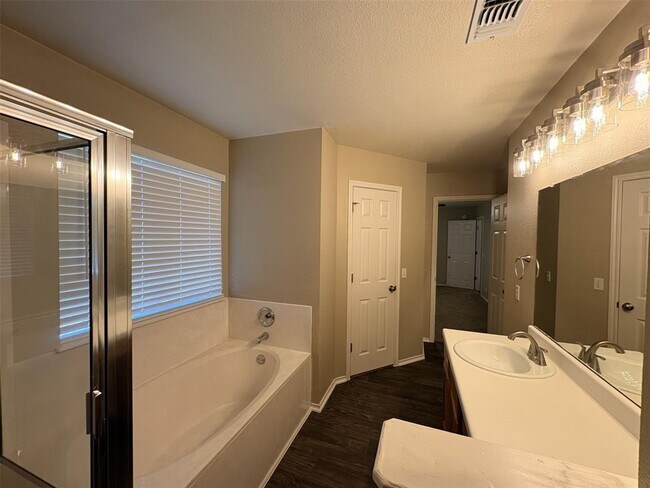Building Photo - 6808 Sabrina Dr