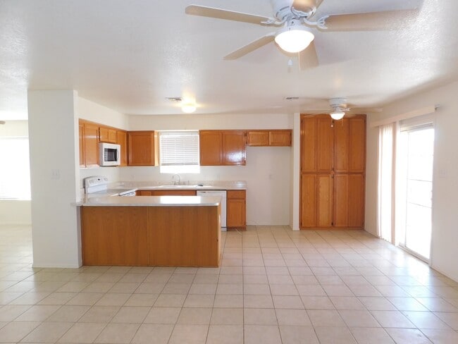 Building Photo - 3 BEDROOM HOME IN OCOTILLO!