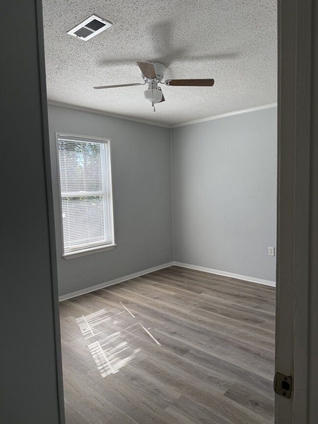 Building Photo - 107 E Hamm Ave