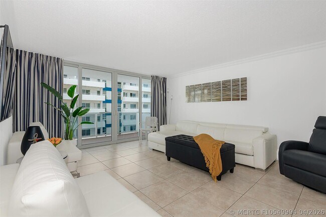 Building Photo - 3140 S Ocean Dr