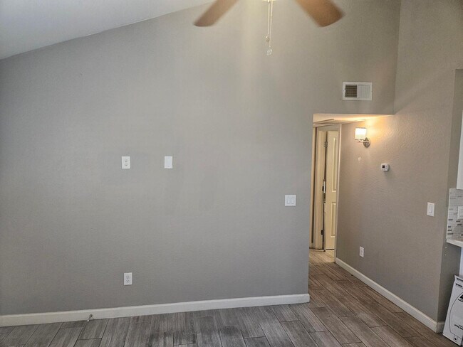 Building Photo - 935 E Roma Ave