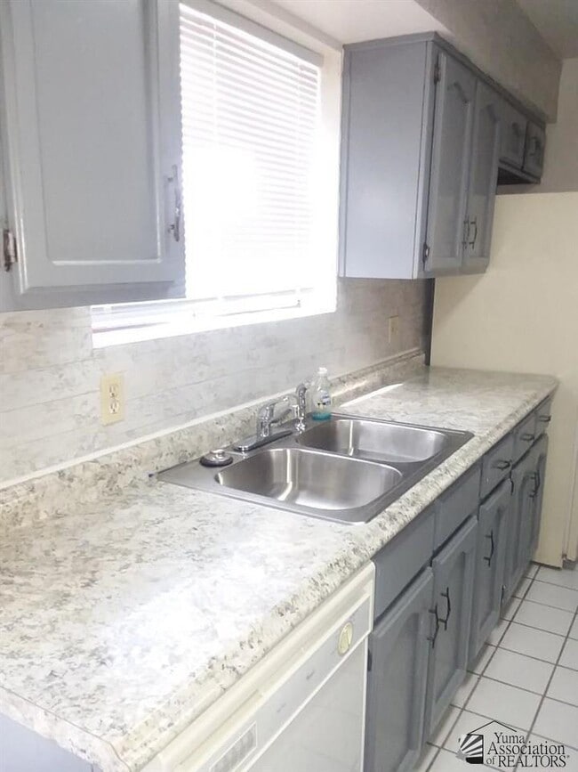 Building Photo - 833 S Avenue A