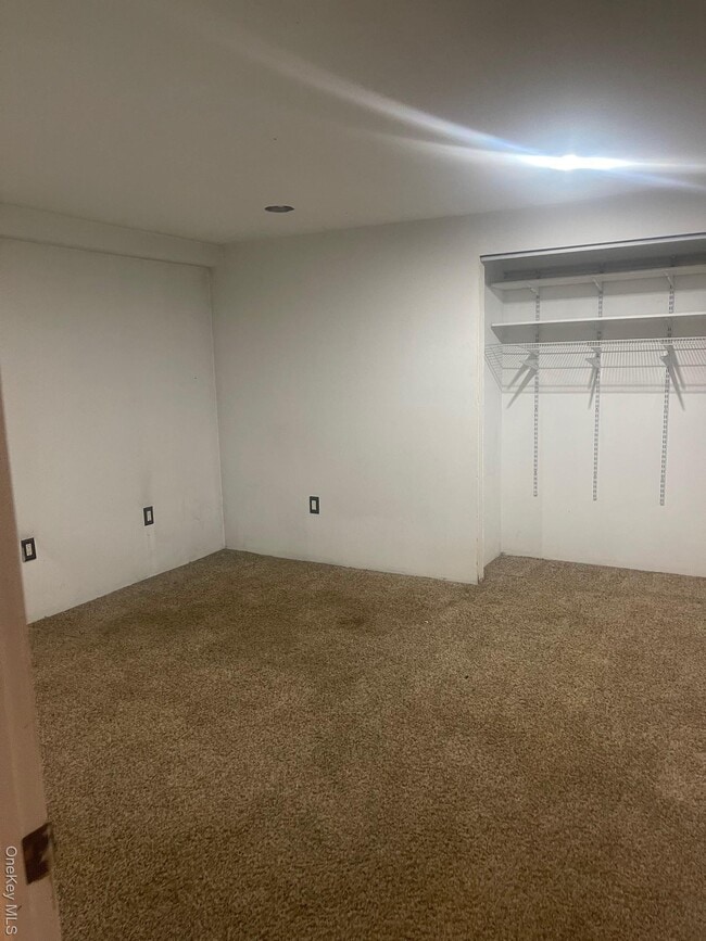 Building Photo - 185 E Parkview Dr