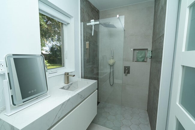 Building Photo - 1328 NE 1st Ave.