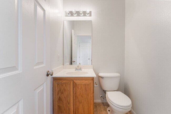 Building Photo - You're going to love this 4 bedroom 2.5 bath! Looks and Feels Brand New!