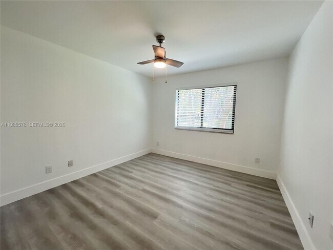 Building Photo - 640 S Park Rd