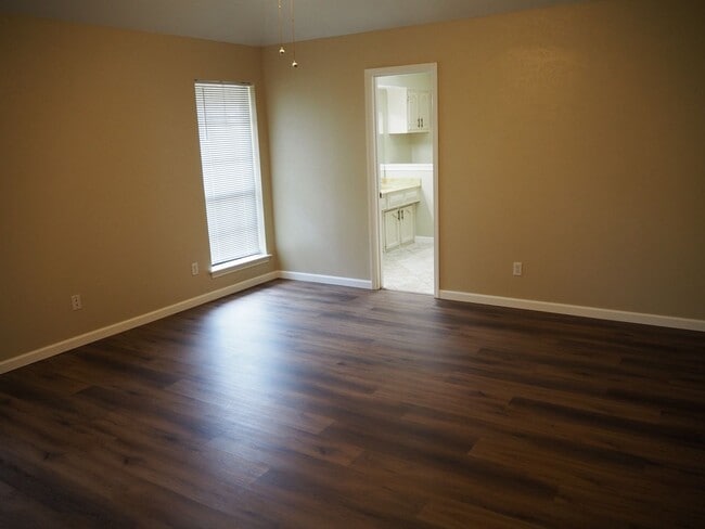 Building Photo - 1934 Maxwell Dr