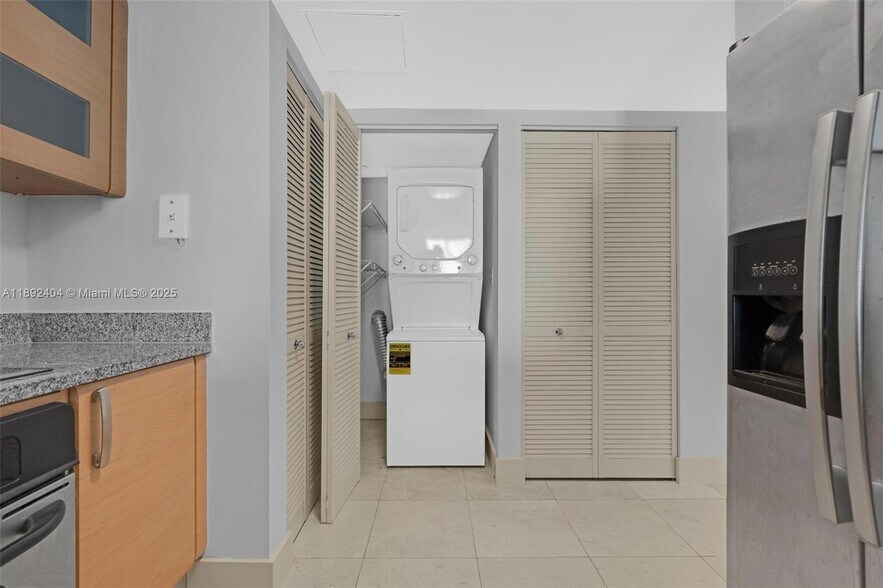 Building Photo - 2101 Brickell Ave