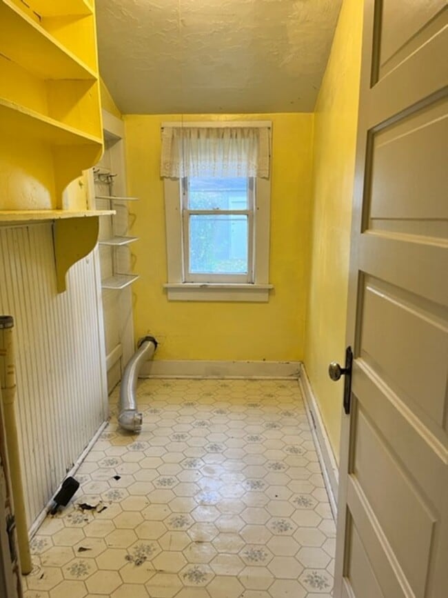 Building Photo - Charming Single Family Home with detached ...