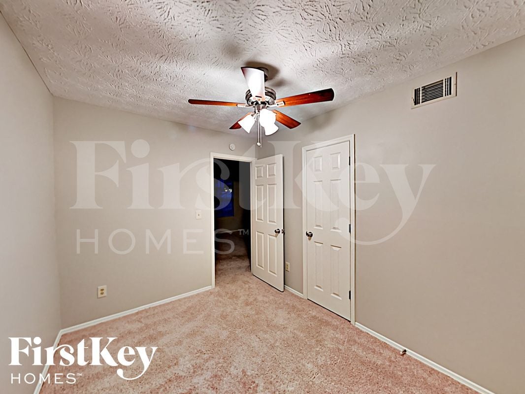 Building Photo - 1998 Glenwood Downs Dr