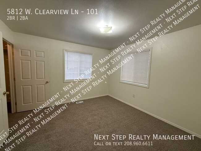 Building Photo - 5812 W Clearview Ln