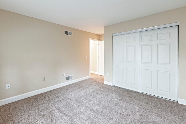 Building Photo - 811 N Van Buren St