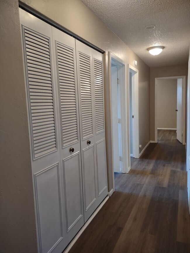 Building Photo - ALL PROSPECTIVE TENANTS MUST SUBMIT A $58 NON-REFUNDABLE APPLICATION FEE PER APPLICANT ONLINE AND...