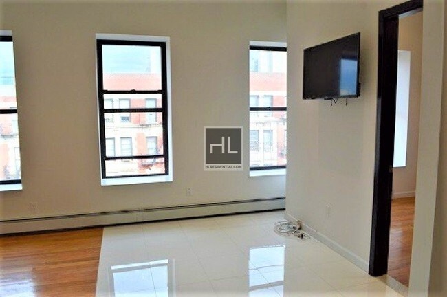 Building Photo - Manhattan Avenue