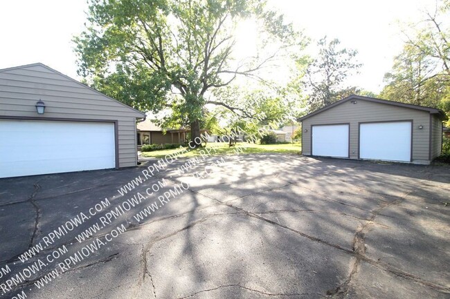 Building Photo - OVER 3000 SQ FT!!!  3 Bedroom, 2 Bath, 2 H...