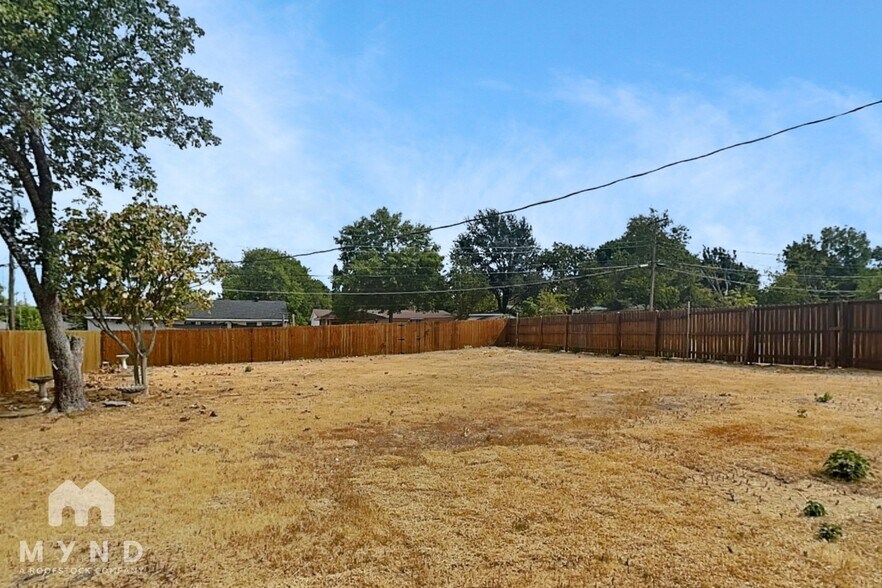 Building Photo - 11427 Broadmoor Dr