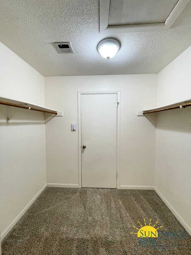 Building Photo - Great Centrally Located 2 Bedroom Townhous...