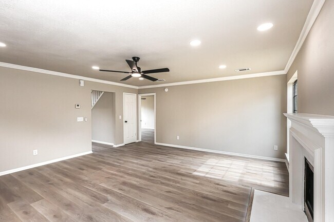 Building Photo - 18703 Evergreen Falls Dr