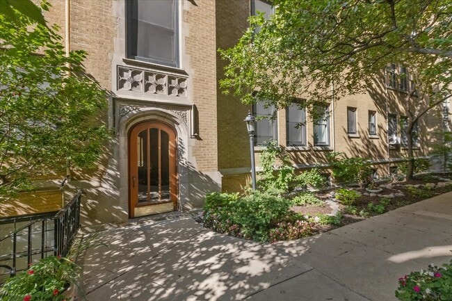 Building Photo - 630 W Waveland Ave