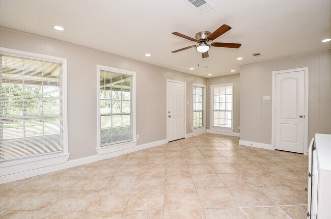 Building Photo - 515 Westside Ct